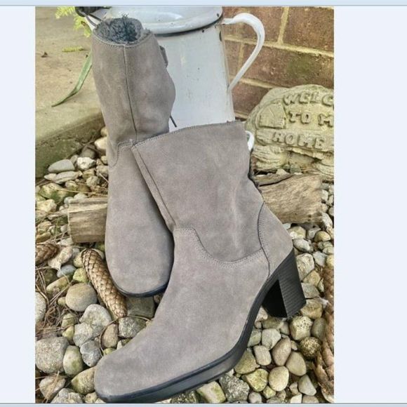 CLARKS Sherpa Lined Winter Fold Over US Women’s Gray Leather Ankle Boots Sz 9.5 - Picture 1 of 7